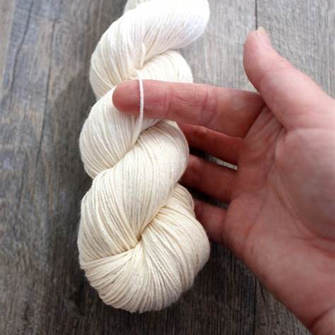 What is fingering weight yarn? A complete guide to this versatile yarn - CRAFTISS
